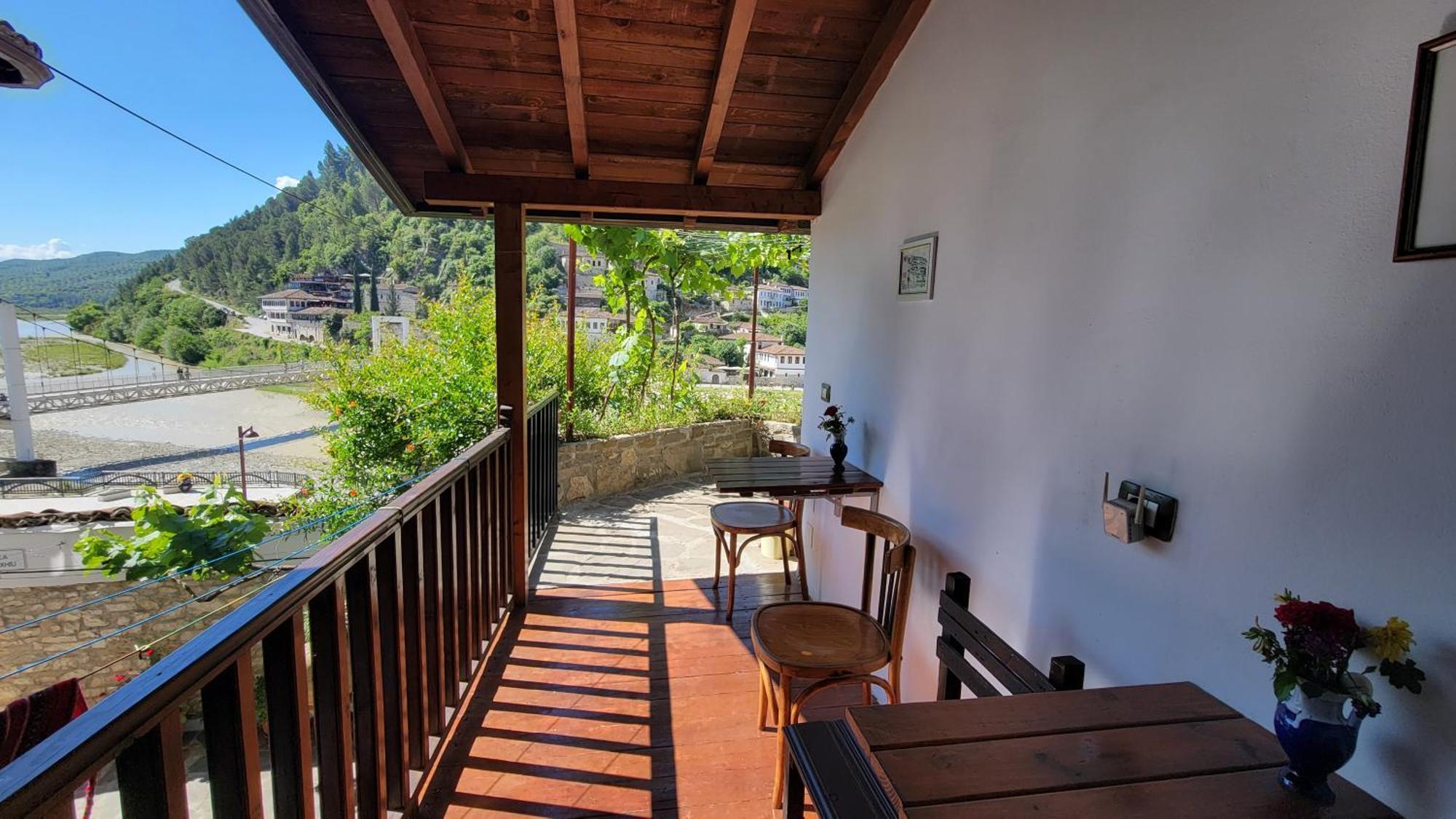 Guest House Mangalem Берат Екстер'єр фото
